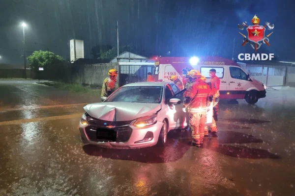 Policial penal é esfaqueado durante corrida de aplicativo e morre 1 Carro colide contra muro e homem morre no local Página Press