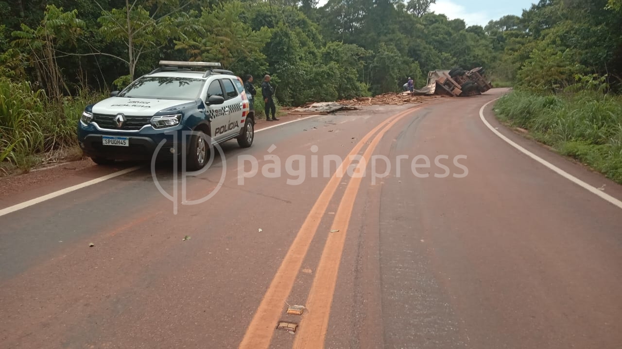 Carreta carregada de madeira tomba em serra na MT-320 e espalha carga pela via 6 01 1 Página Press