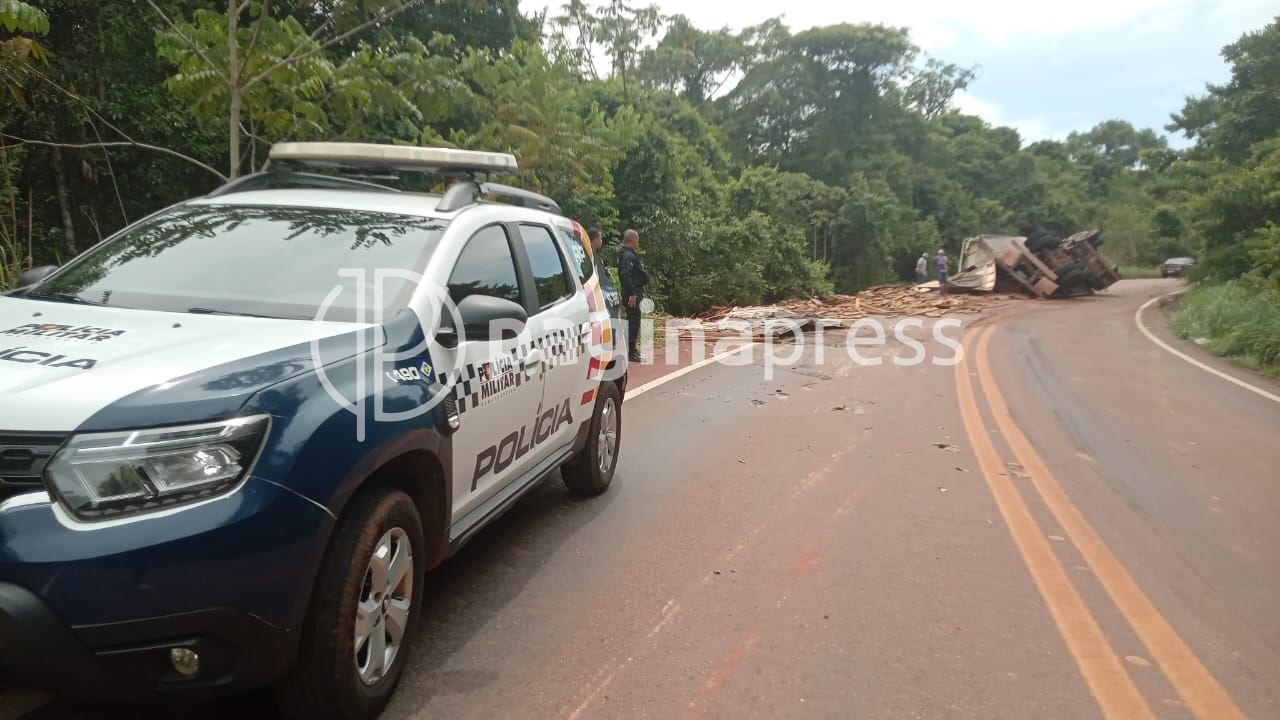 Carreta carregada de madeira tomba em serra na MT-320 e espalha carga pela via 5 02 1 Página Press