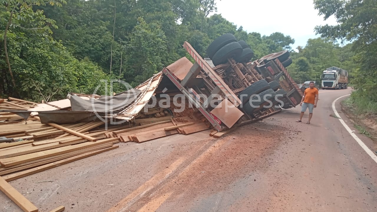 Carreta carregada de madeira tomba em serra na MT-320 e espalha carga pela via 4 03 1 Página Press