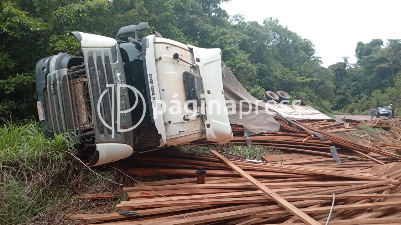 Carreta carregada de madeira tomba em serra na MT-320 e espalha carga pela via 3 04 Página Press