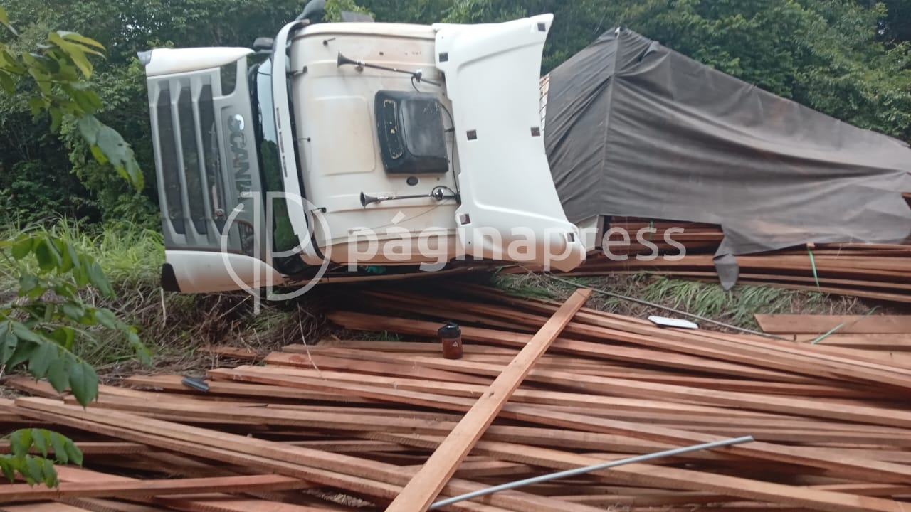 Carreta carregada de madeira tomba em serra na MT-320 e espalha carga pela via 1 06 Página Press