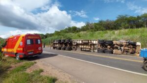 Duas pessoas são socorridas após tombamento de carreta na BR-364 1 WhatsApp Image 2025 12 21 at 16.22.41 Página Press