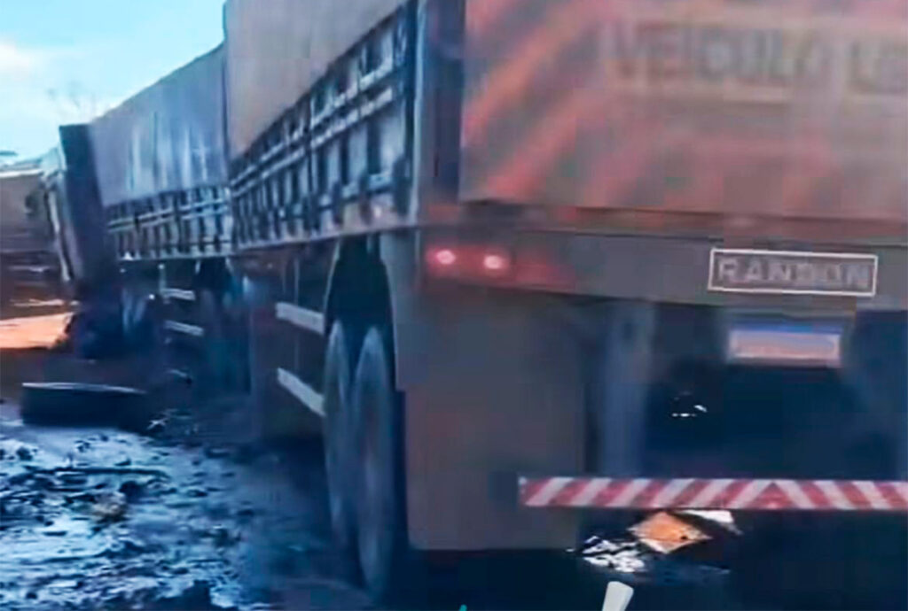 Colisão entre caminhonete e carreta deixa dois mortos na BR-163 1 Acidente caminhonete e carreta BR 163 Itauba 2 marco 2026 reproducao 1024x690 1 Página Press