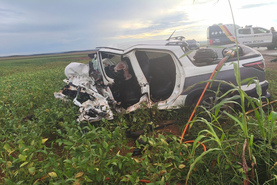 Picape Strada ficou totalmente destruida Página Press