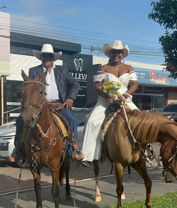 Casal chega a cavalo ao cartório e chama atenção em casamento 2 6a108b06bb13a3e158 1 Página Press