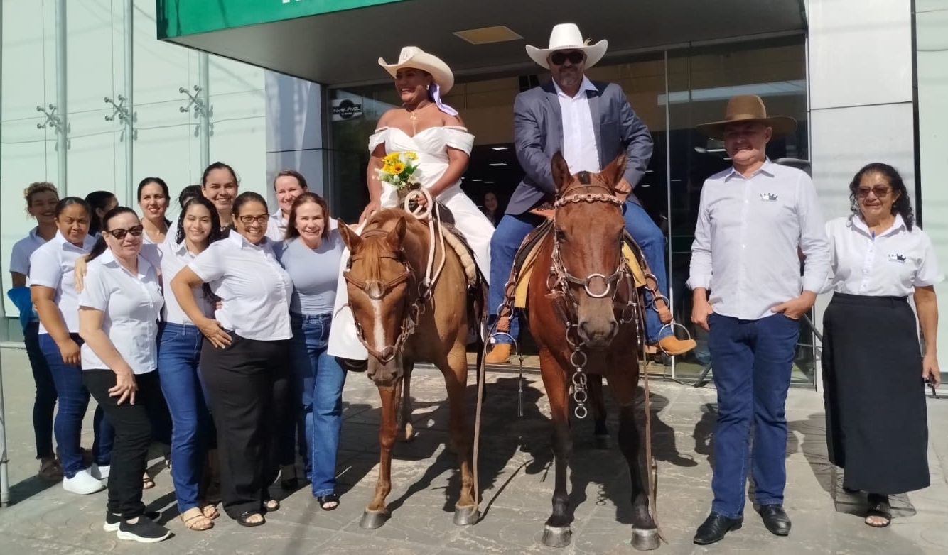 Casal chega a cavalo ao cartório e chama atenção em casamento 1 6a108b29eb716cc5e3 Página Press