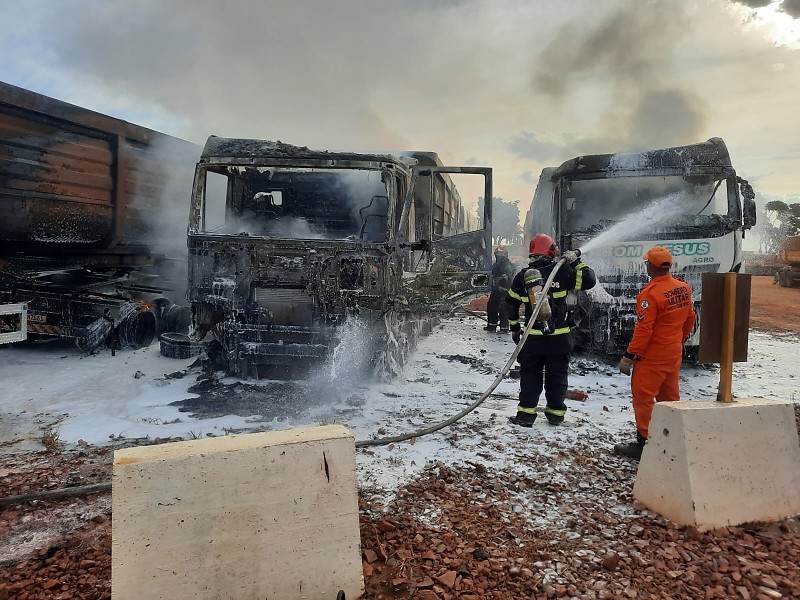Incêndio atinge três carretas em posto às margens da BR-163 1 aa18055c14575fdf85077a0478895809 midiajur com br Página Press