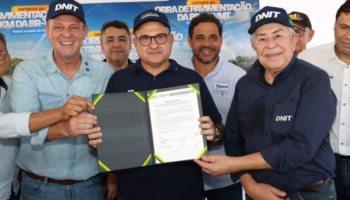 O ministro dos Transportes, George Santoro e ministro Carlos Fávaro durante entrega de 12 km da BR-158 - Assessoria