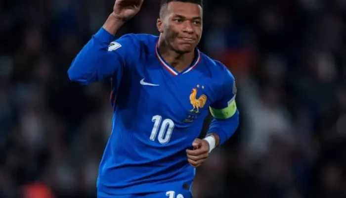 Foto: Divulgação / FFF - Legenda: Mbappé comemora o gol de cavadinha em cobrança de pênalti na vitória sobre a Ucrânia / Jogada10