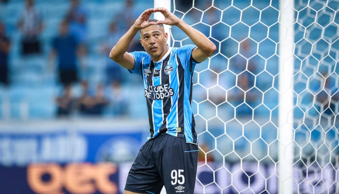 Carlos Vinícius marca três contra o Botafogo na 2ª rodada do Brasileirão. Lucas Uebel/Gremio FBPA