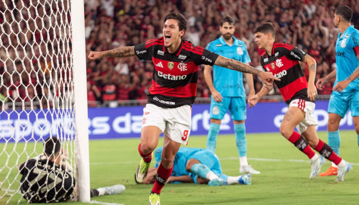 Pedro comemora gol contra o Santos, no Maracanã