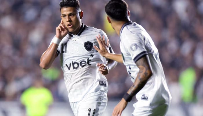 Botafogo mostra força no fim e derrota o Vasco em São Januário
Vitor Silva/Botafogo