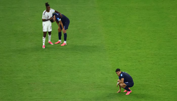 Nico Williams, da Espanha, consola Rodrigo Bentancur, do Uruguai, após a eliminação dos Sul-Americanos
Raquel Cunha/Reuters - 26.06.2026