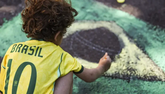 Moradores da quadra 415 norte, em Brasília, decoram a rua para a Copa do Mundo | Foto: Marcelo Camargo/Agência Brasil