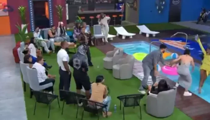 Yina Calderón foi expulsa por ter empurrado La Piry na piscina - Foto: Reprodução/X