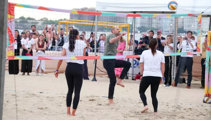 Príncipe William joga vôlei de praia nas areias de Copacabana nesta segunda-feira, 3
Foto: Dilson