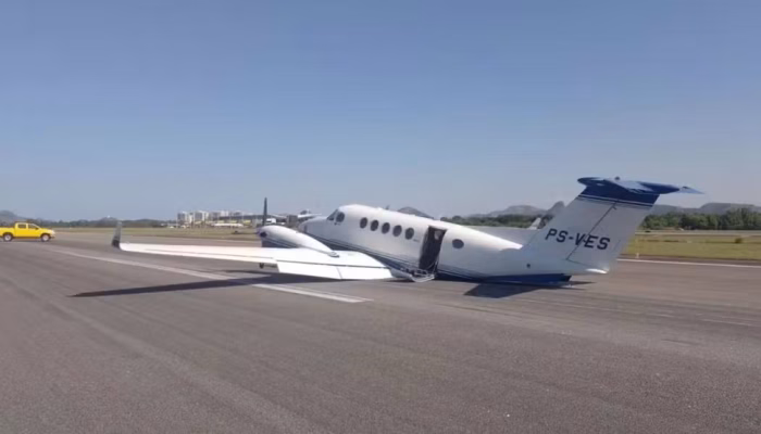 Avião faz pouso de barriga no Aeroporto de Vitória após falha no trem de pouso — Foto: Divulgação