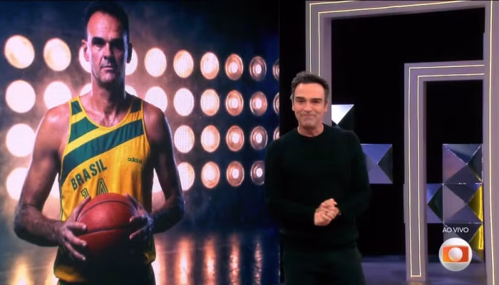 Tadeu Schmidt se emociona e dedica o programa ao irmão Oscar Schmidt — Foto: Globo